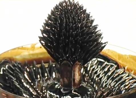 Escultura con ferrofluido