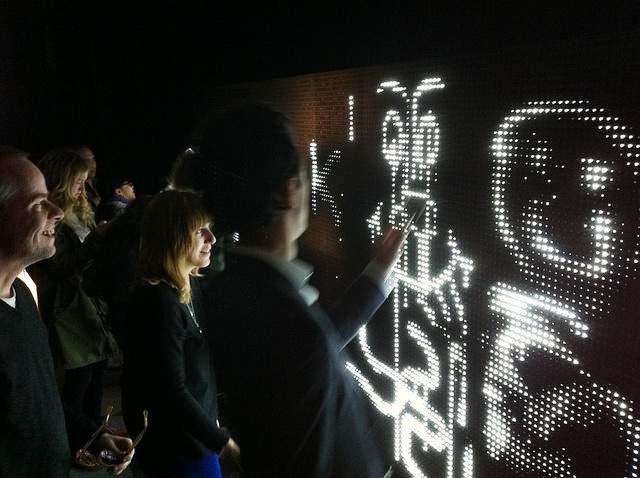 Crean graffitis interactivos con LEDs y agua