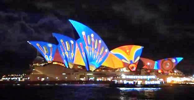 La Casa de la Ópera de Sydney convertida en un espectáculo multicolor