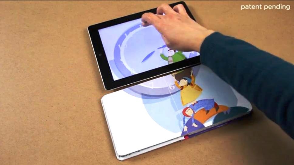 iPad extiende contenido de un libro físico al pasar sus páginas