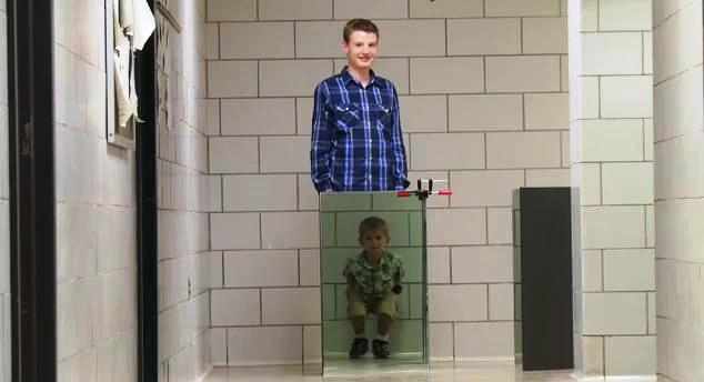 Físico y su hijo crean capa de invisibilidad por solo 150 dólares