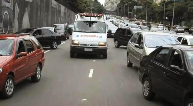 Ambulancias avisan a los conductores en la vía mediante el radio AM/FM