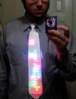 Diseñan una corbata con Tetris incorporado