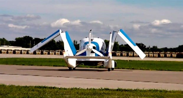 Exhibición pública de un automóvil volador