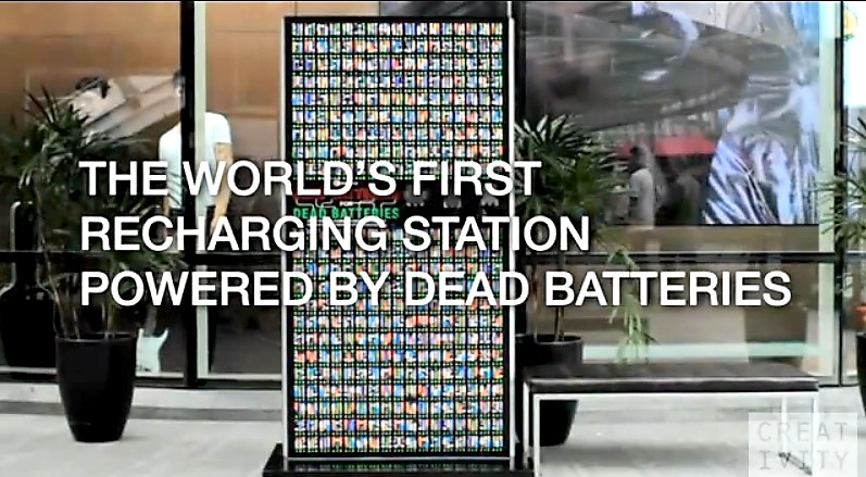 Estación de recarga de celulares utiliza solo pilas agotadas como fuente de energía