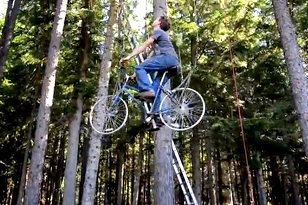 Ascensor impulsado por una bicicleta a una casa de árbol