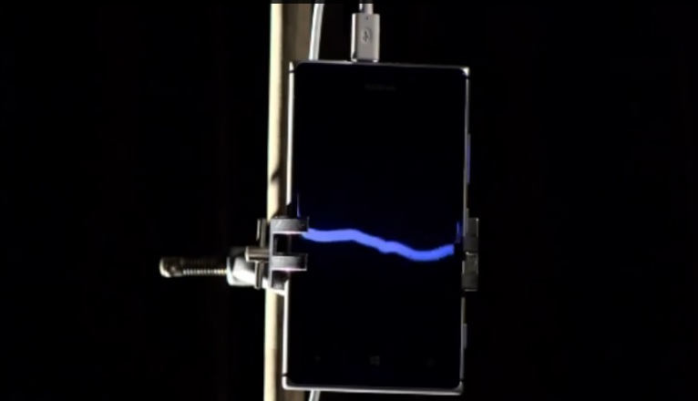 Recarga de un smartphone mediante un arco eléctrico