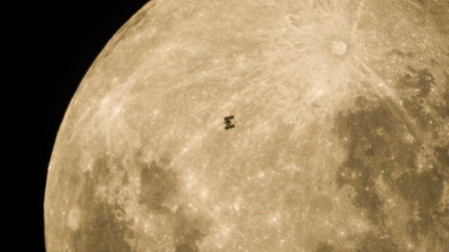 Cómo luciría la Luna si estuviese a la misma distancia de la Estación Espacial Internacional