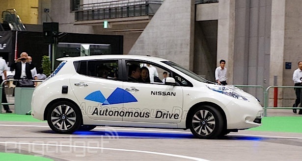 Automóvil sin conductor de Nissan circuló con el tráfico de una autopista japonesa