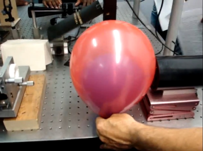 Cómo reventar un globo dentro de otro globo