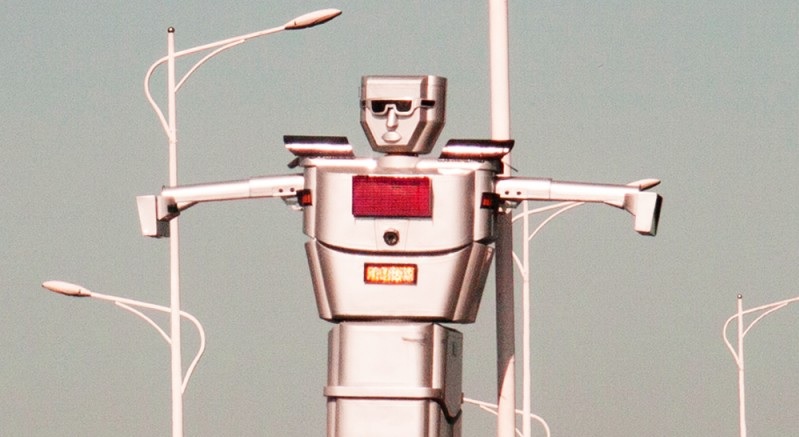Robocop dirige el tránsito, alimentado con energía solar