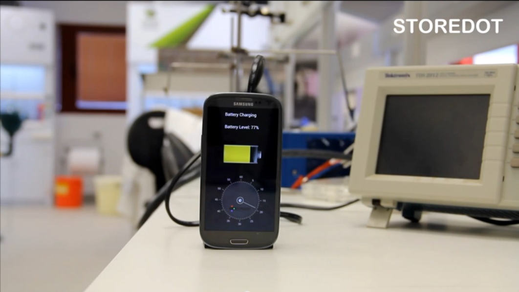 Recargar batería de un smartphone al 100% en 30 segundos