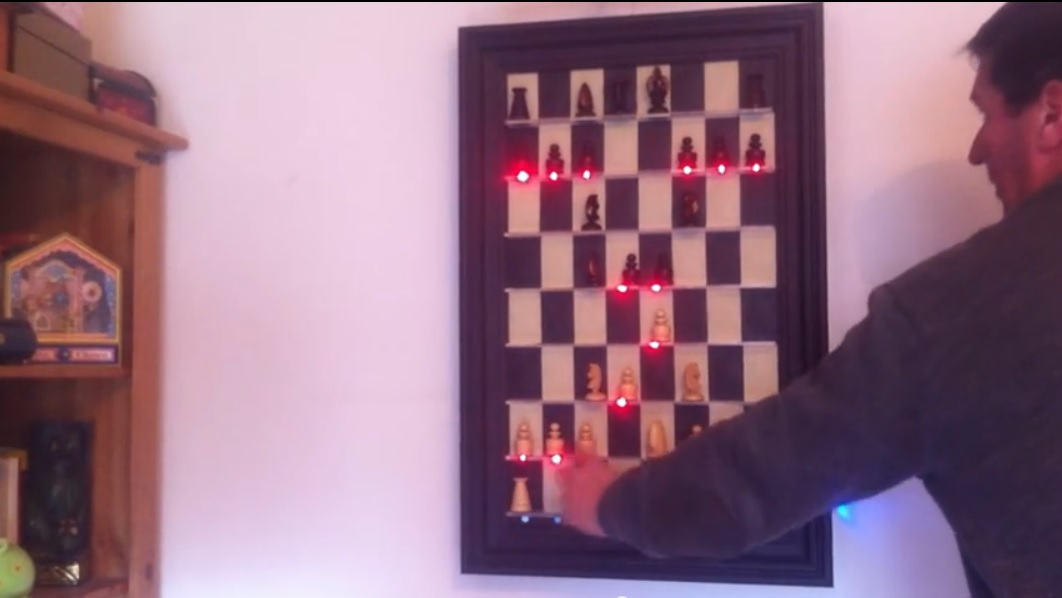 Diseñan ajedrez de pared para jugar contra un computador