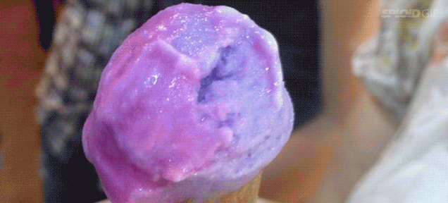 Inventan helado que cambia de color cuando se lame
