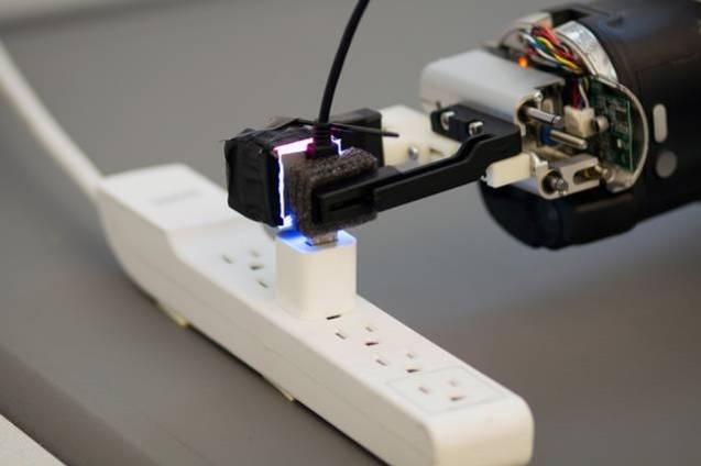 Nuevo sensor para los dedos da a robots destreza sin precedentes