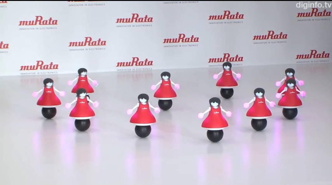Robots bailan sincronizadamente mientras se balancean sobre esferas