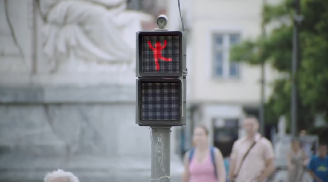 Un semáforo que baila ayuda a peatones a cruzar las calles de forma segura