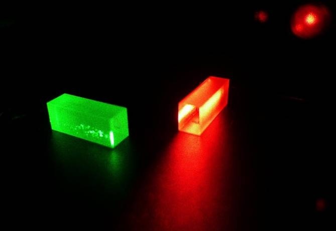 Teleportación cuántica del estado cuántico de un fotón a un cristal a 25 Km de distancia