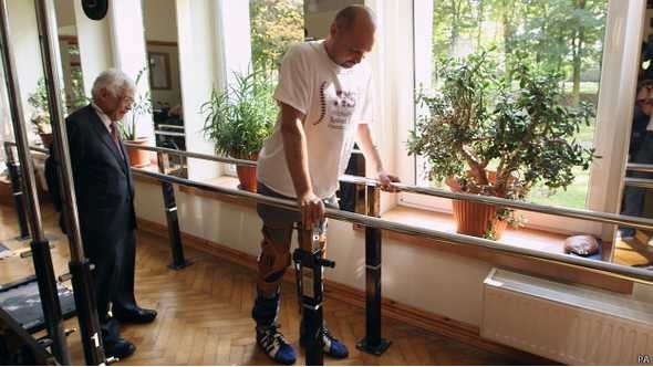 Hombre paralítico vuelve a caminar tras trasplante pionero