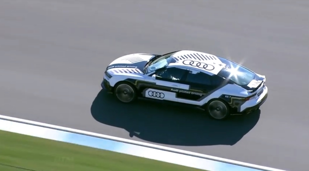 Vea al auto de conducción autónoma de Audi correr a 240 Km/h