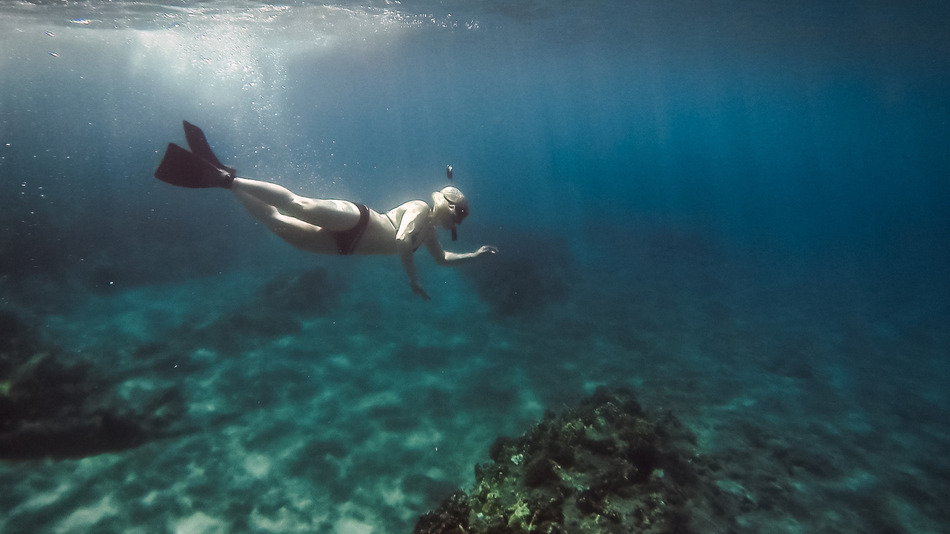 Material tipo Aquaman permite a buzos respirar bajo el agua sin tanques de oxígeno