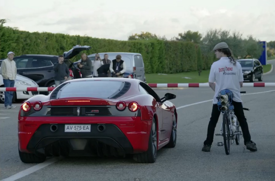 Bicicleta logra vencer a auto Ferrari