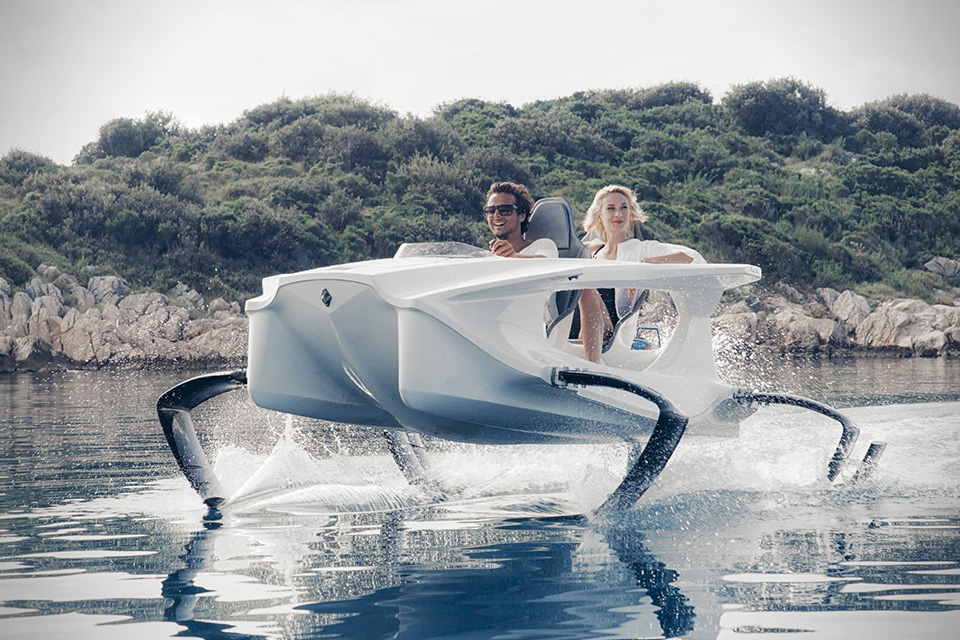 Quadrofoil, moto acuática que navega fuera del agua