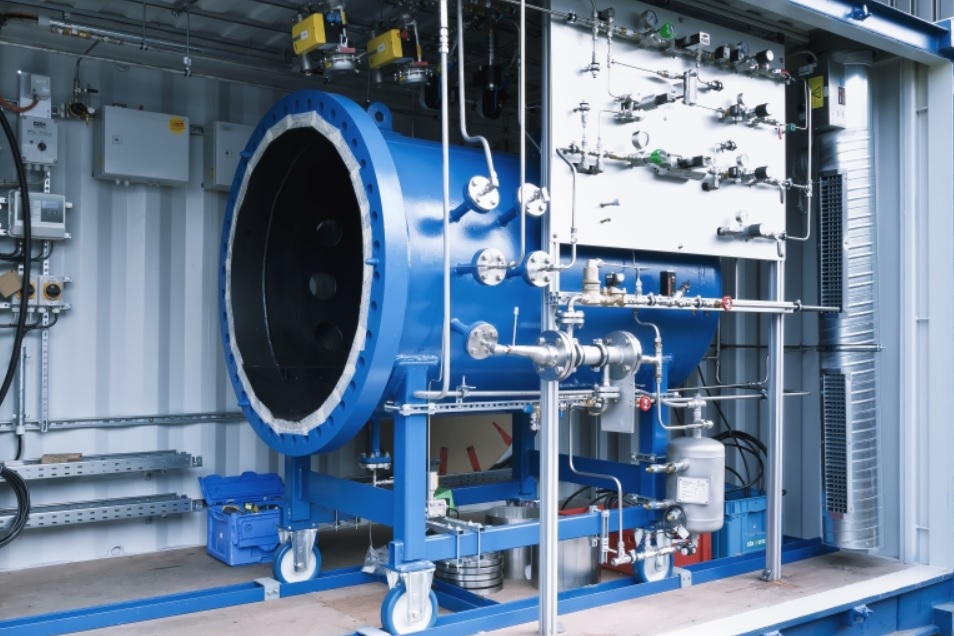 Fabrican máquina que convierte agua en gasolina sintética
