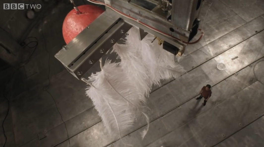 Una bola de bolos y una pluma cayendo en la cámara de vacío más grande del mundo