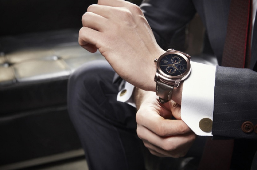 LG presenta su nuevo Smartwatch llamado LG Watch Urbane, un reloj que parece un reloj estándar.