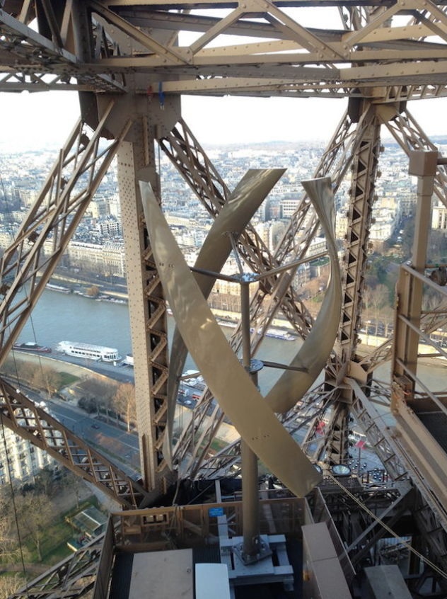 La Torre Eiffel genera energía a través de dos turbinas eólicas 