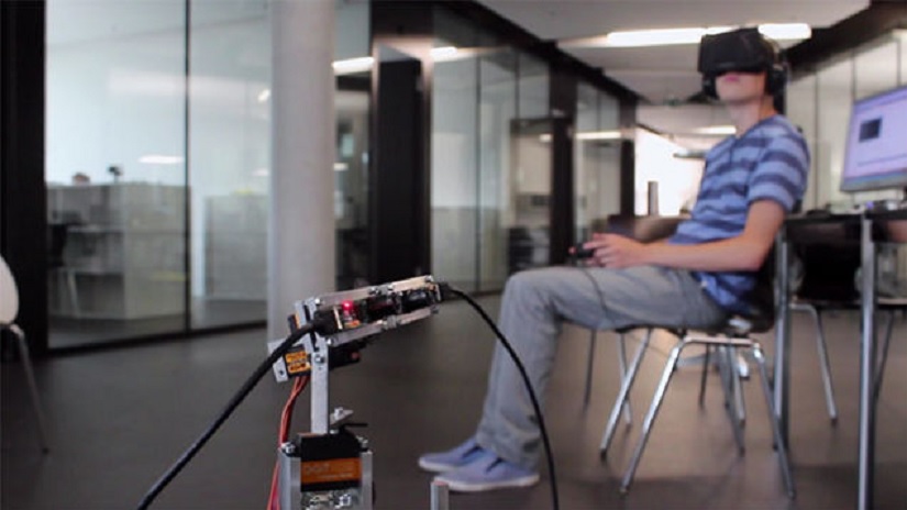 Robot controlado mediante un casco de realidad virtual