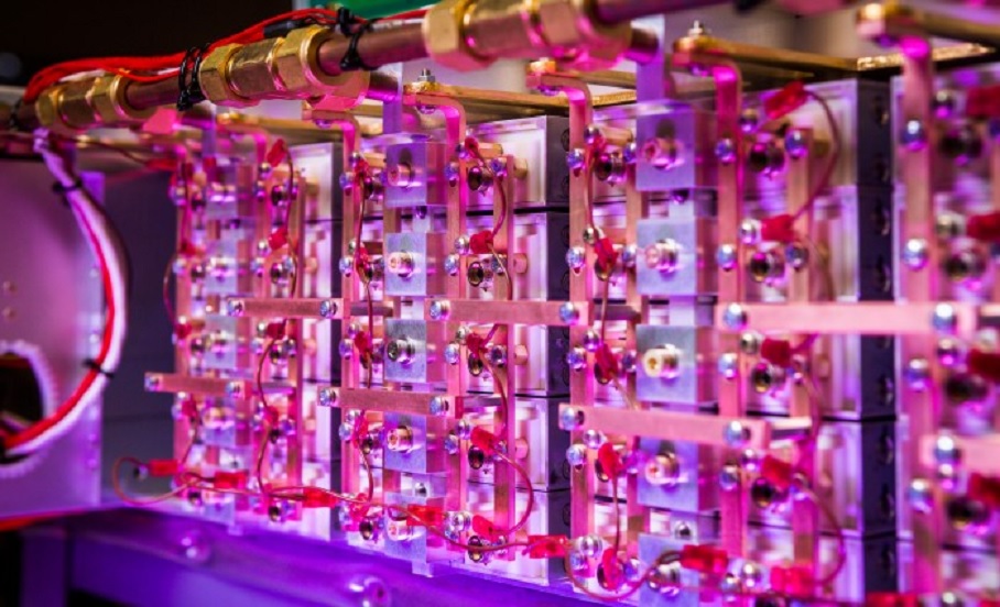 Crean el arreglo de diodos láser con mayor pico de potencia en el mundo