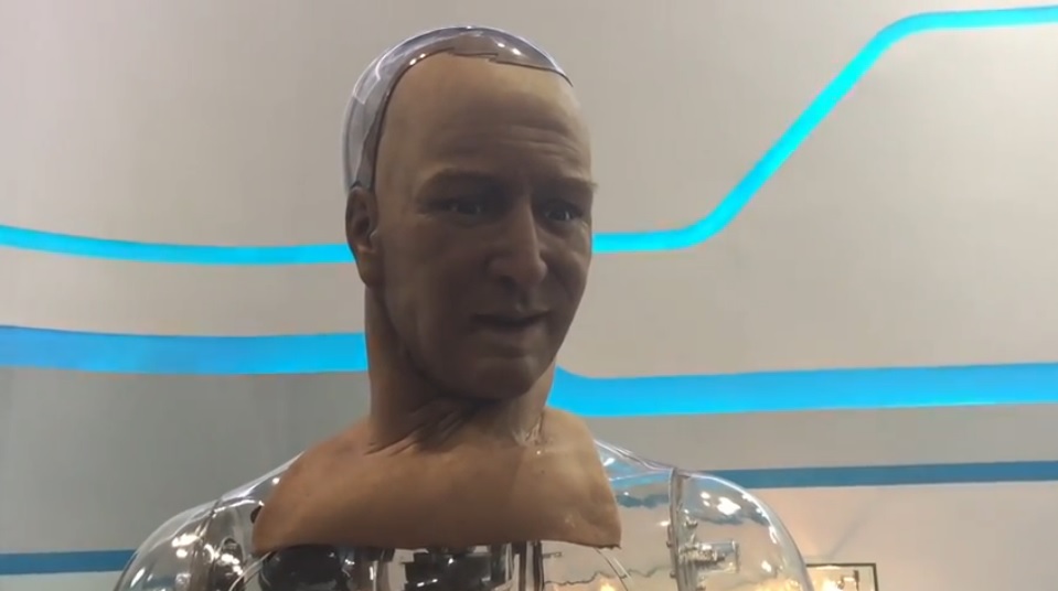 Nuevo robot con expresiones faciales, contacto visual y piel casi real