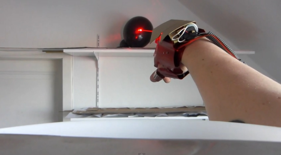 Guante láser de Iron Man recreado con láseres y efectos de sonido