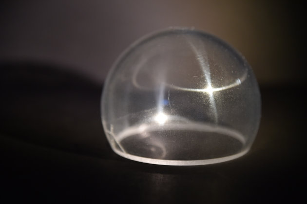 Crean vidrio a prueba de balas que se puede moldear en cualquier forma