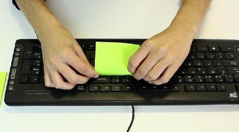 Limpie fácilmente el teclado de su computador con un post-it