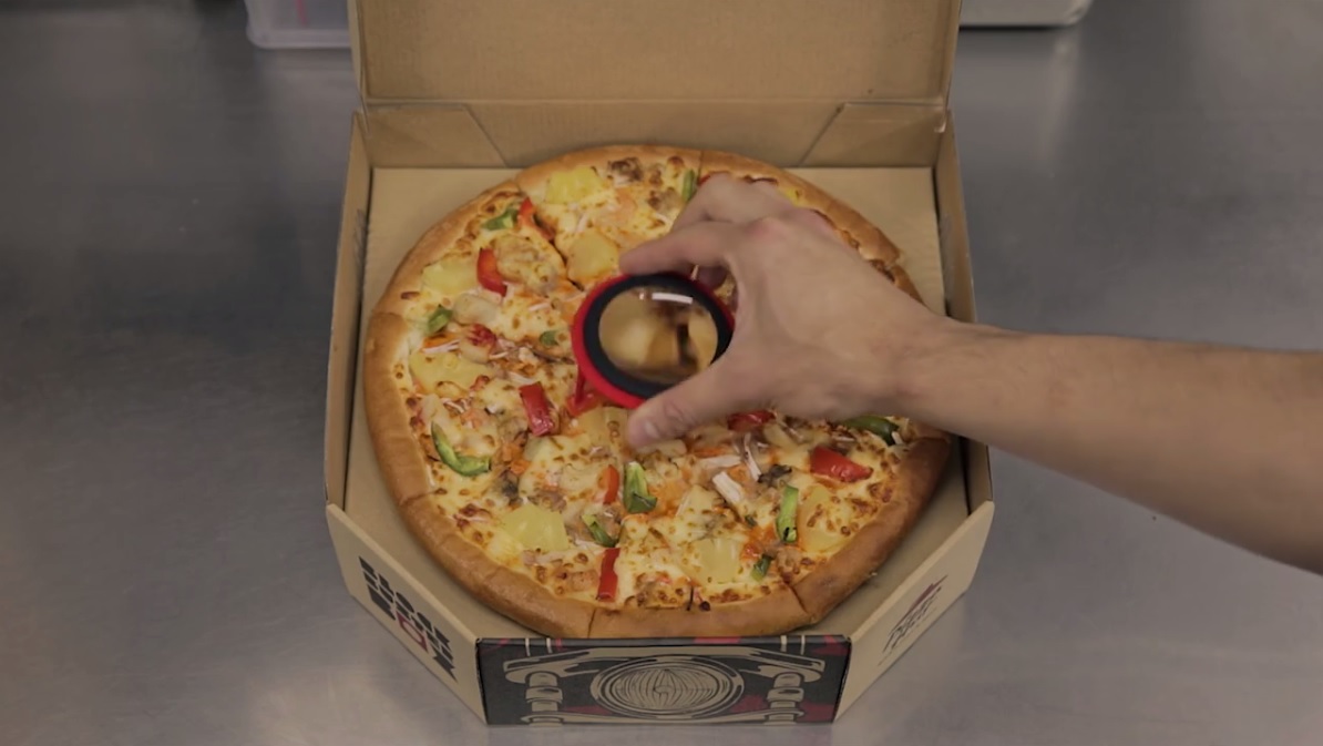 Cómo mejorar una pizza? convirtiendo su caja en un proyector