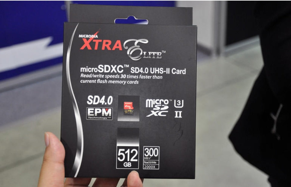 Una tarjeta microSD con capacidad de 512 GB