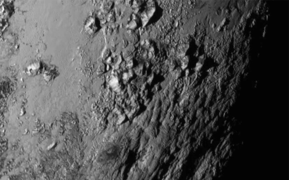 La NASA nos ofrece un sobrevuelo sobre las montañas y planicies de Plutón