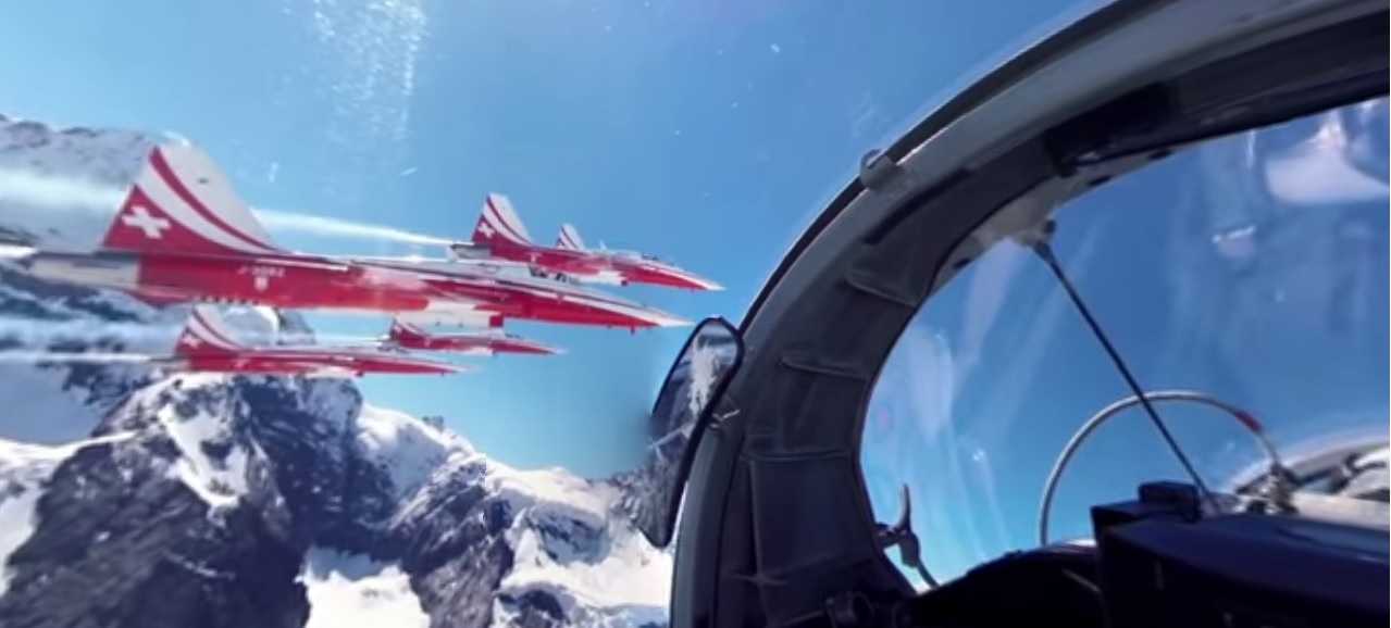 Disfrute de un viaje interactivo en 360 grados y alta resolución a bordo de un jet de combate