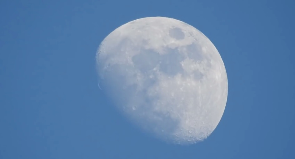 Cámara con zoom de 83x muestra a la Luna moviéndose