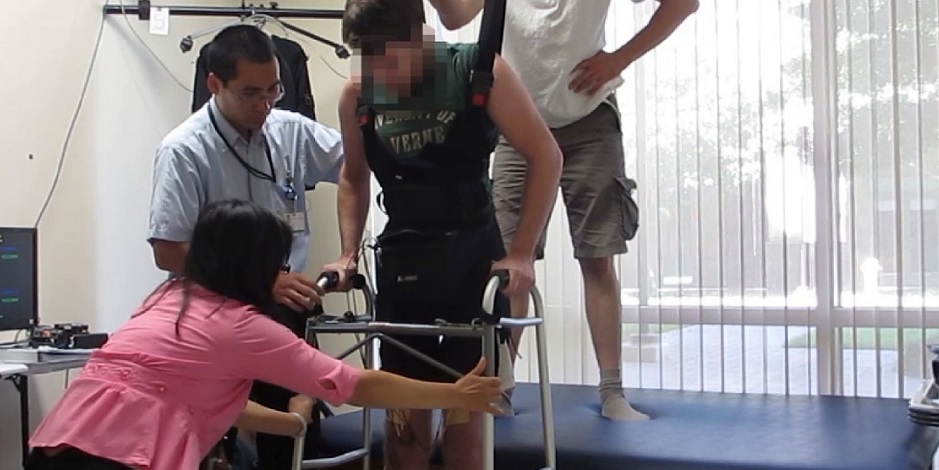 Parapléjico camina con sus propias piernas usando señales cerebrales enviadas a sus rodillas
