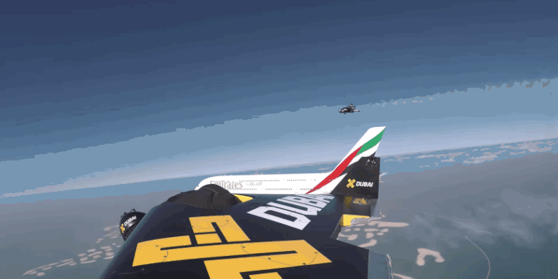 Vea a dos hombres Jet volar junto al Airbus A380