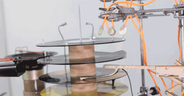 Máquina de Rube Goldberg análoga reproduce sonidos electrónicos