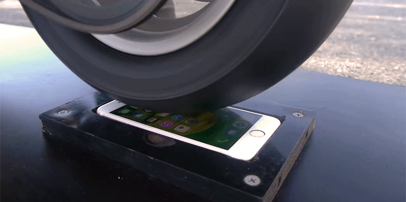 Por qué poner un iPhone bajo la rueda de una moto? Bueno,... por qué no?