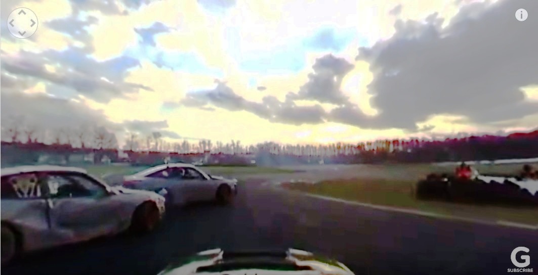 Súbase a bordeo de un auto de carreras en un video interactivo de 360 grados