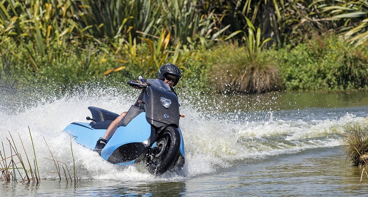 Motocicleta que se convierte en moto de agua en 5 segundos