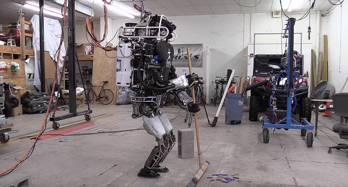 Robot hace tareas del hogar al estilo de los Supersónicos