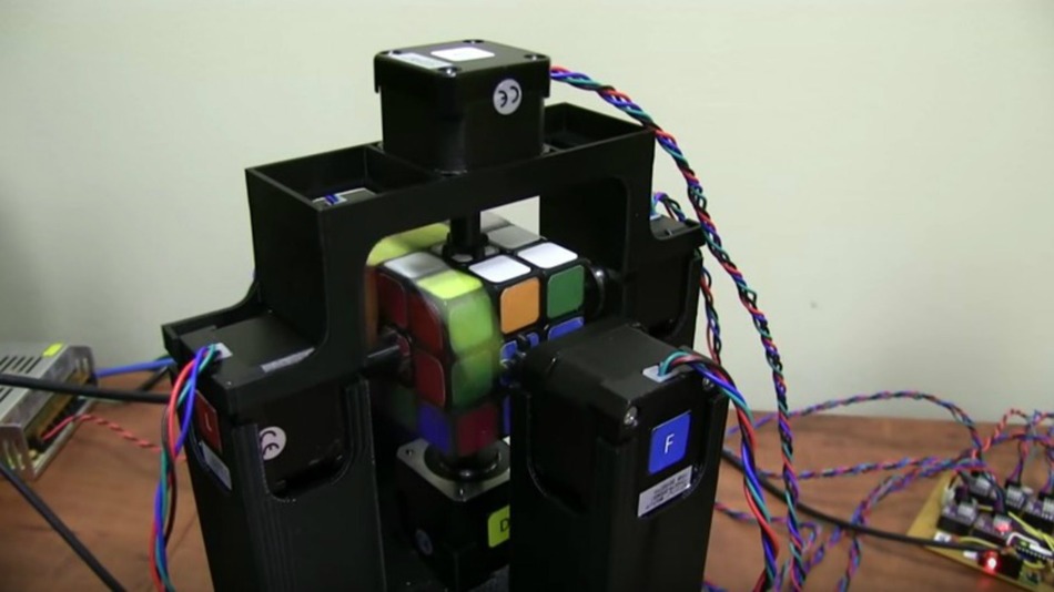 Vea a un robot resolver el cubo de Rubik en un segundo